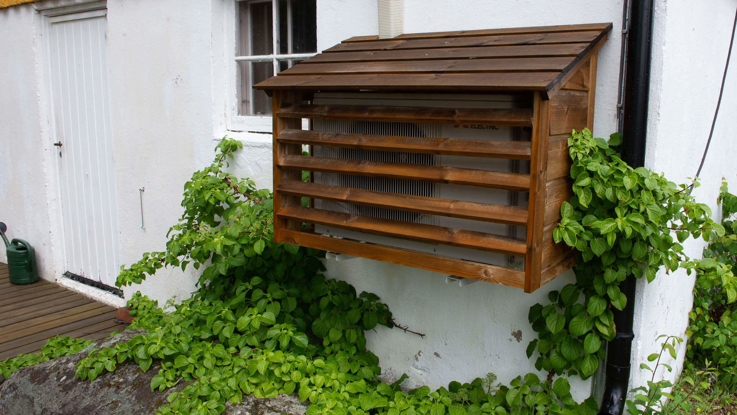 Varmepumpehus beskytter utedelen mot regn, vær og vind.